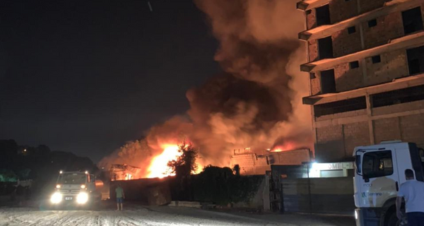  incêndio atinge ferro-velho em Cachoeiro de Itapemirim por Priciele Venturini