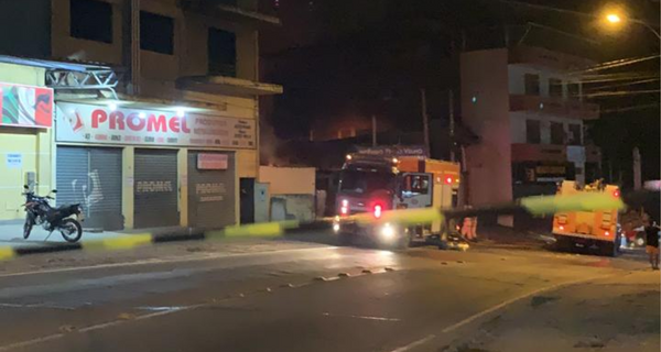  incêndio atinge ferro-velho em Cachoeiro de Itapemirim por Priciele Venturini