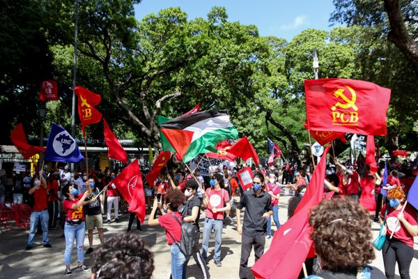 Estudantes, movimentos polí­ticos, sociais, religiosos e sociedade civil fazem ato contra Bolsonaro na Praça do Derby, na Área Central de Recife (PE), neste sábado (29) 
