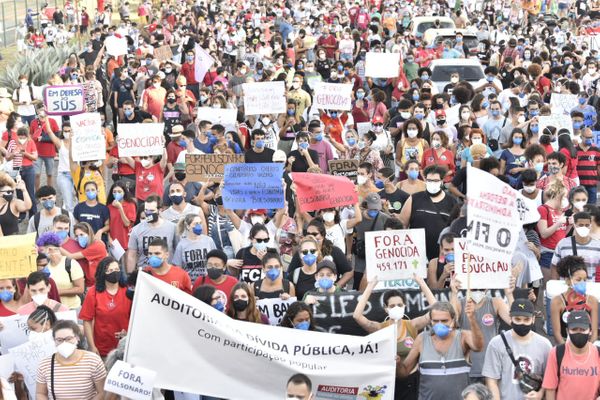 Manifestantes se reúnem para ato contra o governo de Bolsonaro
