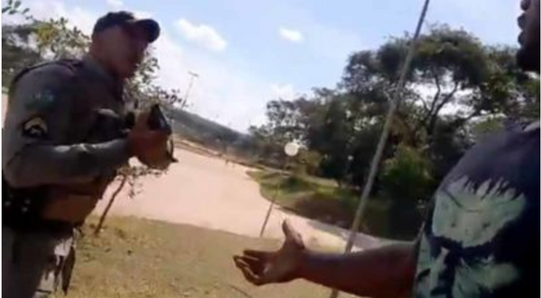 PM aponta arma e algema jovem negro que gravava manobras de bicicleta em Goiás