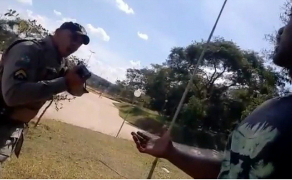 Polícia Militar aponta arma para jovem negro