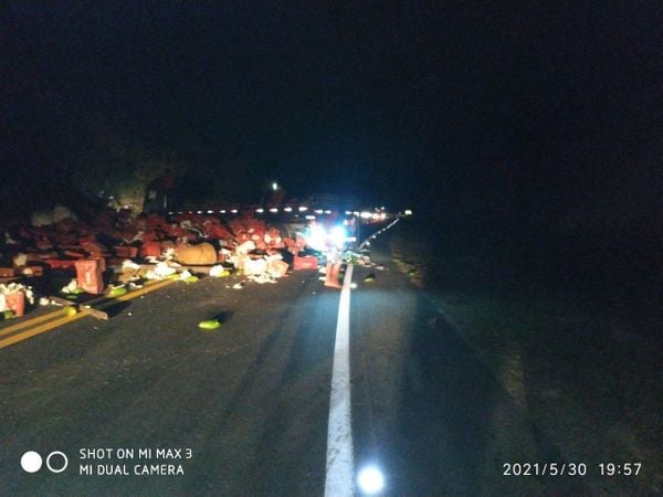 Acidente com derramamento de carga no km 183 da BR 101, em Aracruz