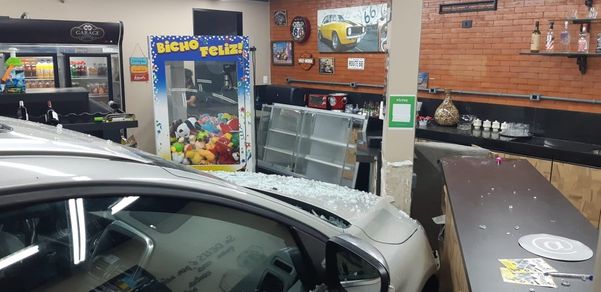 Carro atravessou uma porta de vidro e só parou em frente ao balcão