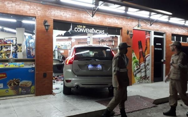 Carro invadiu loja de conveniência de posto na Serra