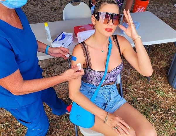 Lívia Andrade tomou a vacina contra a Covid-19 nos EUA