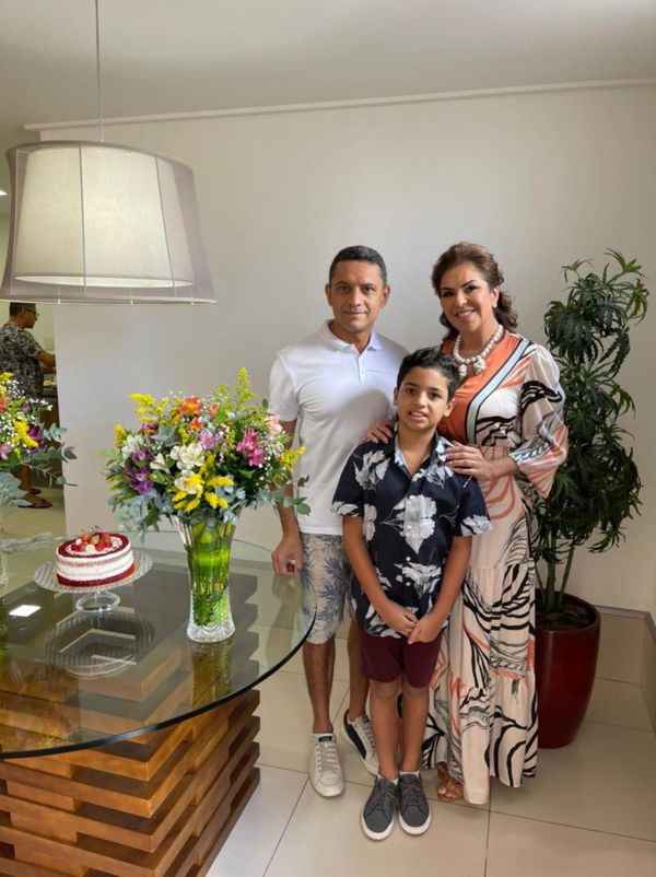  A aniversariante Raigna Vasconcelos ao lado do marido Sérgio e o filho Thales no último sábado, 29.