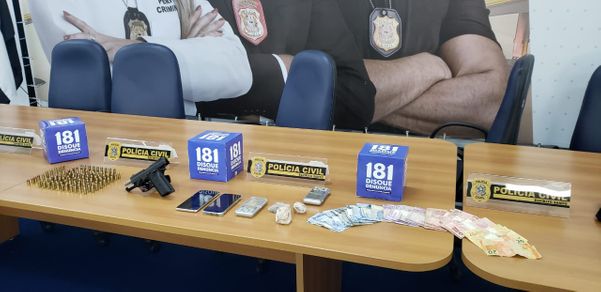 A Polícia Civil apreendeu drogas, armas, munições, dinheiro e rádios comunicadores no Bairro da Penha