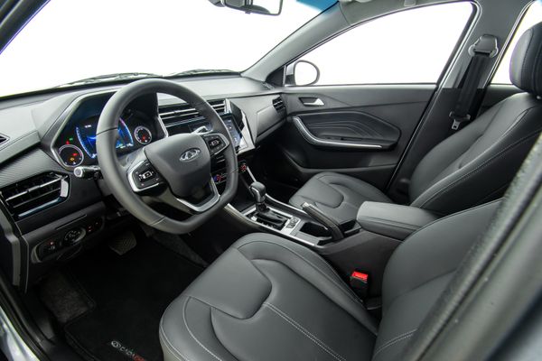 No interior, o Tiggo 3x Turbo tem visual integrado com detalhes cromados em black piano e na cor prata por Caoa Chery/Divulgação