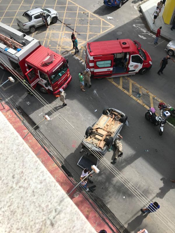 O carro ficou com as rodas pra cima  por Leitor/ A Gazeta 