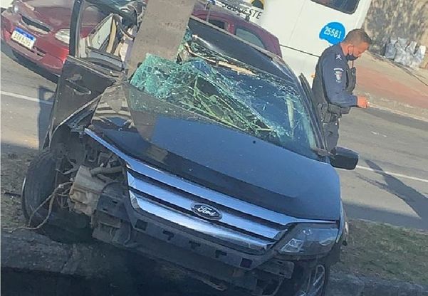 Carro vai parar no canteiro central da Avenida Fernando Ferrari, em Vitória