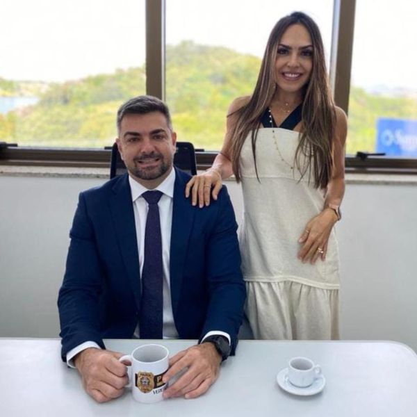 Luana Patriota ao lado do esposo, o vereador Leandro Piquet, no gabinete do parlamentar na Câmara de Vitória