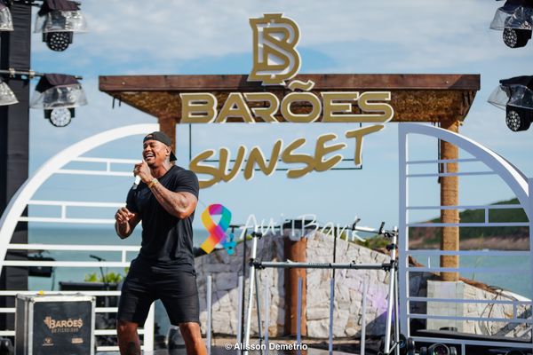 O cantor Leo Santana em live transmitida de Guarapari (ES)