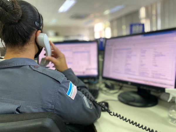 Operadora do Ciodes 190: treinamento intensivo para perceber situações inusitadas de emergência