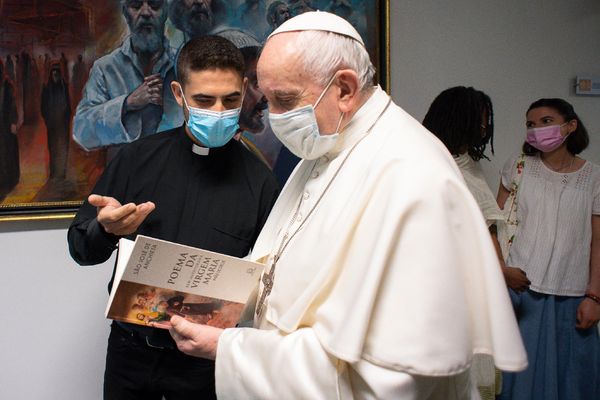 Papa Francisco recebe do padre Bruno o livro com poemas de Anchieta