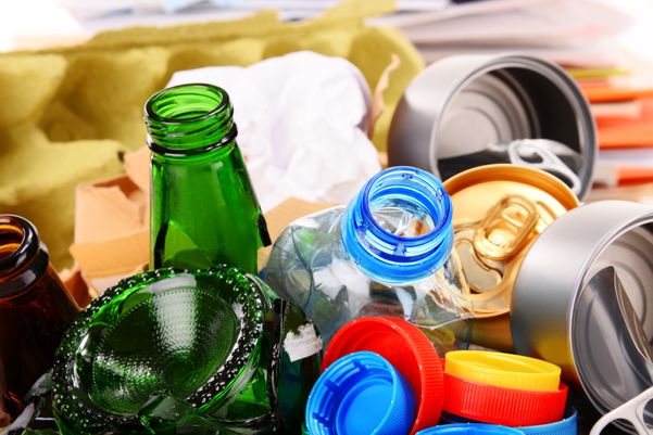 Reaproveitar cada vez mais os resíduos por meio da reciclagem, por exemplo, é uma das iniciativas que podem fazer a diferença no dia a dia.