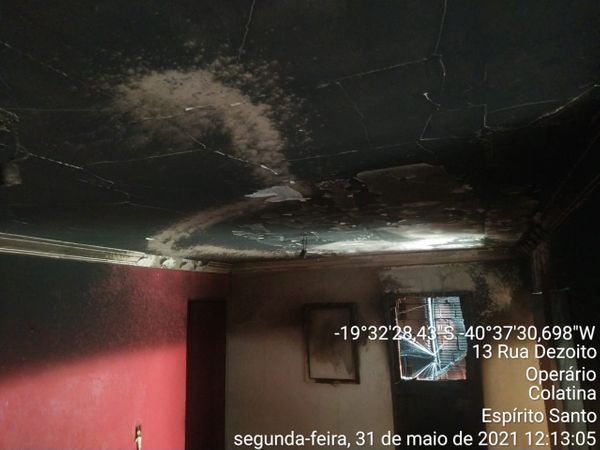 Teto da resideência ficou muito danificado 