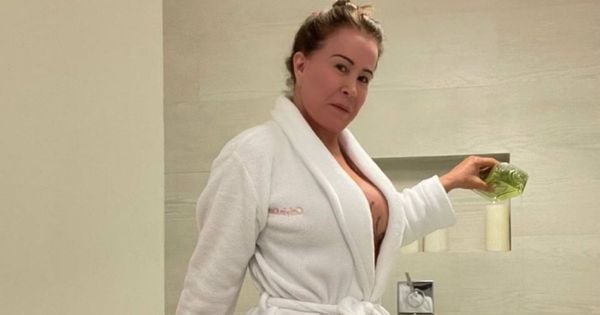 Zilu Camargo posa só de roupão em clique sexy em Miami, nos Estados Unidos