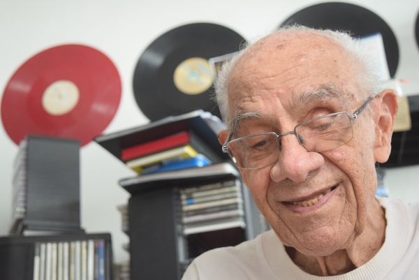Data: 20/01/2017 - Luiz Paixão, 92 anos, professor de inglês e fã de jazz e bossa nova -  Editoria: Caderno Dois - Foto: João Paulo Rocetti - Jornal A Gazeta