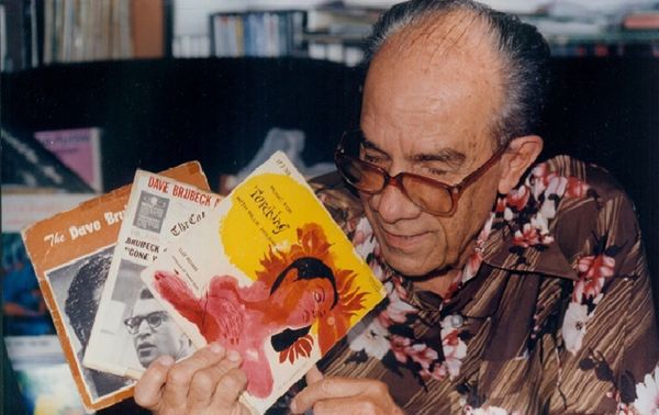 Luiz Paixão, em 1994, ao lado de seus discos favoritos