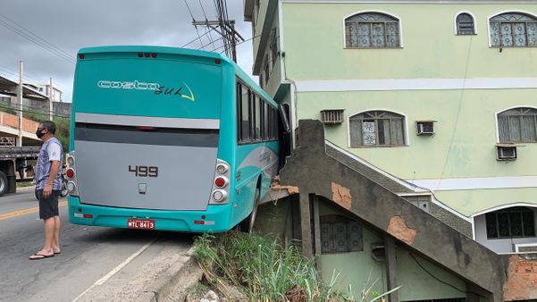 O ônibus fazia a linha Cachoeiro de Itapemirim x Atílio Vivácqua. O acidente foi na Avenida Jones dos Santos Neves, na altura do bairro Agostinho Simonato e o motorista não resistiu