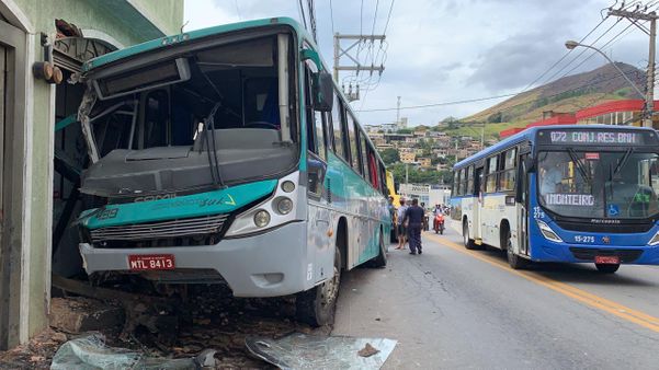 O ônibus fazia a linha Cachoeiro de Itapemirim x Atílio Vivácqua. O acidente foi na Avenida Jones dos Santos Neves, na altura do bairro Agostinho Simonato e o motorista não resistiu