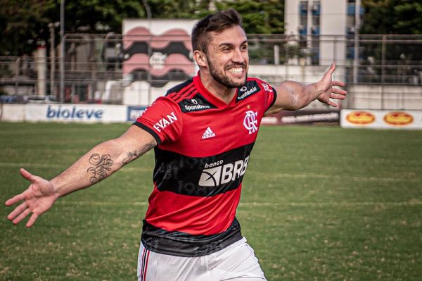 O ex-BBB Arthur Picoli posa com camiseta do Flamengo em campo de futebol