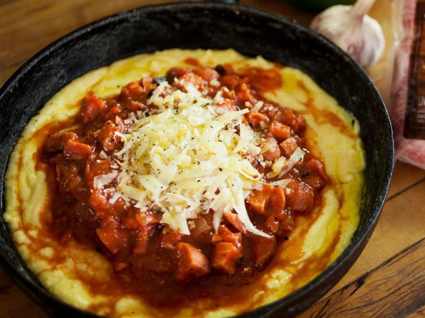 Ragu de fígado, polenta mole com leite de coco e farofinha de