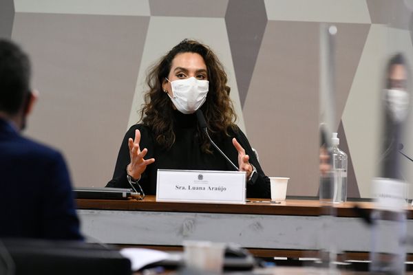  Em pronunciamento, à mesa, médica infectologista Luana Araújo