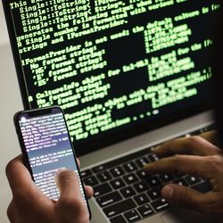 A investigação começou após bancos notificarem as autoridades sobre invasões a seus sistemas e a realização de transferências indevidas em agosto de 2024