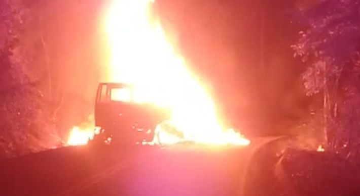 Corpo de Bombeiros foi acionado; acidente aconteceu em trecho da rodovia ES 080. Veja vídeo