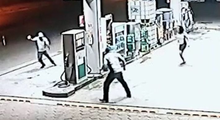 Os profissionais resolveram matar um rato que vivia no local, mas a tentativa acabou sendo bem difícil e rendendo imagens muito engraçadas