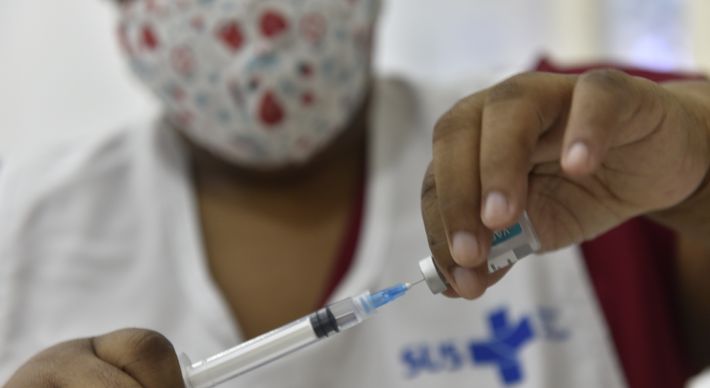 O agendamento começa às 16 horas, no site da prefeitura. Serão oferecidas segundas doses da AstraZeneca, Pfizer e Coronavac, além da dose de reforço aos idosos