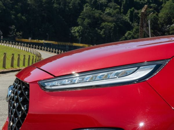 As luzes diurnas (DRL) superiores em leds ficam isoladas dos faróis (de leds na versão Pro e halógenos na Plus), com luzes repetidoras tradicionais.  por Fabio Gonzalez  