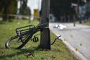 Bicicleta de Karla de Souza Silva, de 22 anos, ficou amassada junto a um poste na lateral da BR 101(Fernando Madeira)