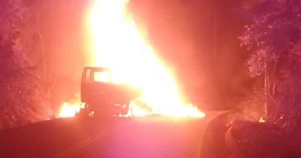 Carreta carregada de madeiras pegou fogo descendo a serra de Santa Teresa na noite desta quarta-feira (2)
