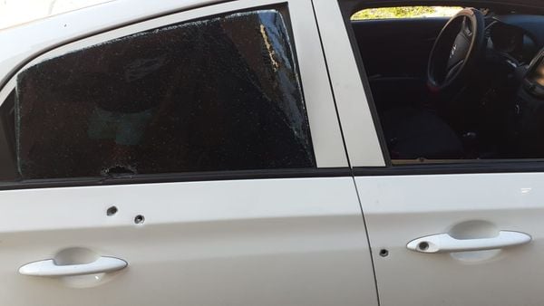 Carro de motorista de aplicativo é alvejado em Cachoeiro