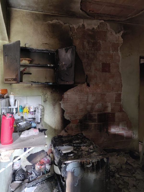 Imagens mostram o fogão da casa onde aconteceu a explosão por Defesa Civil Cariacica
