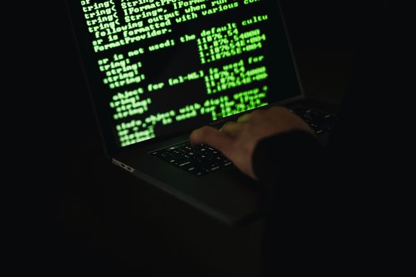 Cibersegurança, hacker, tecnologia, golpes digitais