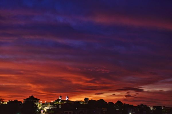 Coloração no céu no amanhecer visto da Serra