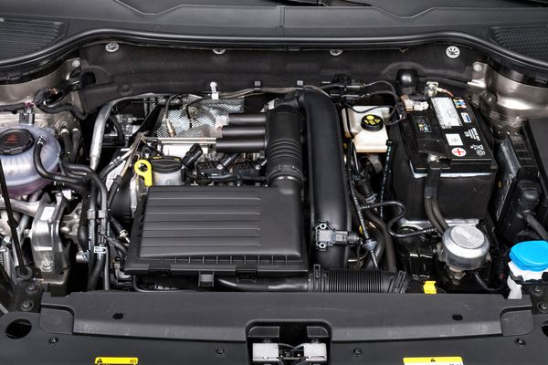 Com 4,46 metros de comprimento, 1,84 metro de largura, 1,62 metro de altura e 2,68 metros de distância de entre-eixos e construído na Estratégia Modular MQB, o Taos chega equipado com o motor 250 TSI Total Flex. por Divulgação