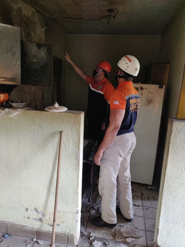 Defesa Civil foi ao local após a explosão em Castelo Branco, Cariacica por Defesa Civil Cariacica