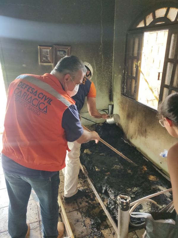 Defesa Civil foi ao local após a explosão em Castelo Branco, Cariacica por Defesa Civil Cariacica