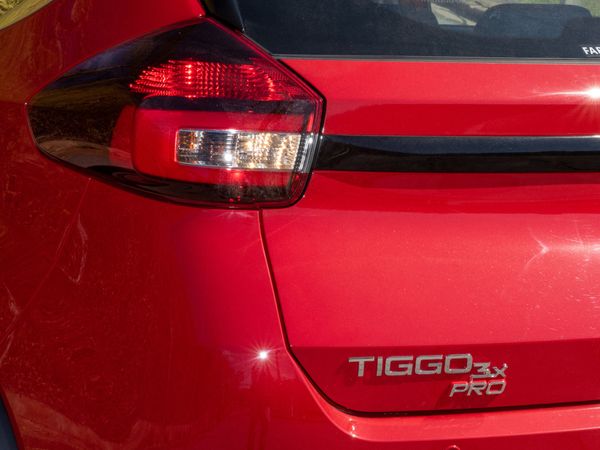 Nas laterais da configuração Pro, há uma moldura cromada na linha dos vidros e uma inscrição “Tiggo” no arremate do vidro traseiro.  por Fabio Gonzalez  
