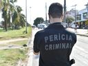 Perícia da Polícia Civil esteve no trecho da BR 101, onde a ciclista de 22 anos foi atropelada(Fernando Madeira)