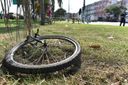 Uma das rodas da bicicleta se desprendeu do restante pela força do impacto(Fernando Madeira)
