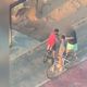 Imagem - Vídeo mostra ladrões roubando homem no calçadão de Vila Velha