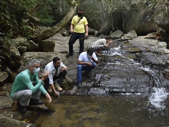Membros das ONGs explicam que piscinas naturais e lagos são formados nas redondezas do Mestre Álvaro por Ricardo Medeiros