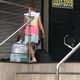 Imagem - Criança pede a garçom sobra de comida para doá-la a morador de rua