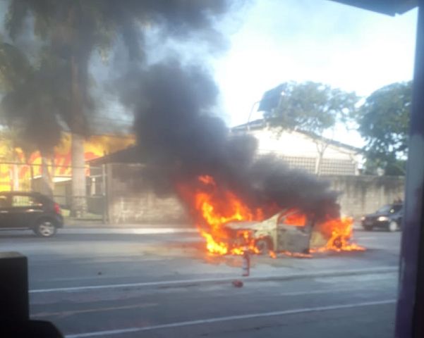 Carro ficou em chamas em Vila Velha